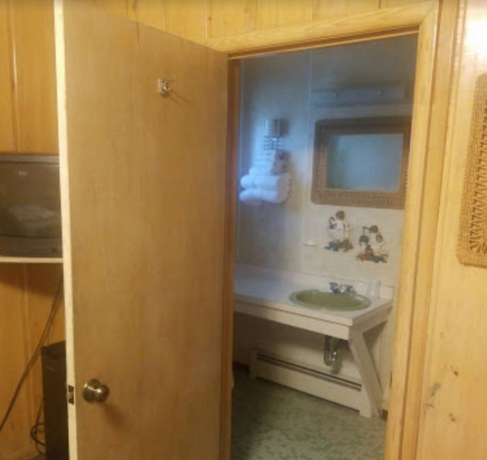 Tall Pines Motel (Starlite Motel) - Web Listing (newer photo)